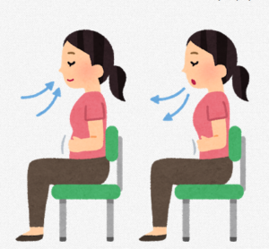 椅子に座って腹式呼吸をする女性